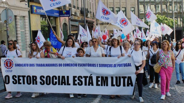 Trabalhadores das IPSS manifestam-se no Porto e exigem retoma das negociações