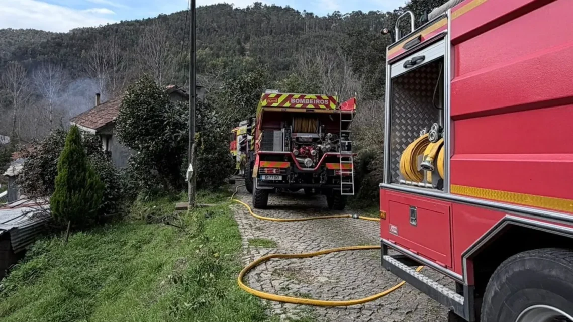 Incêndio em habitação deixa família desalojada em Arouca
