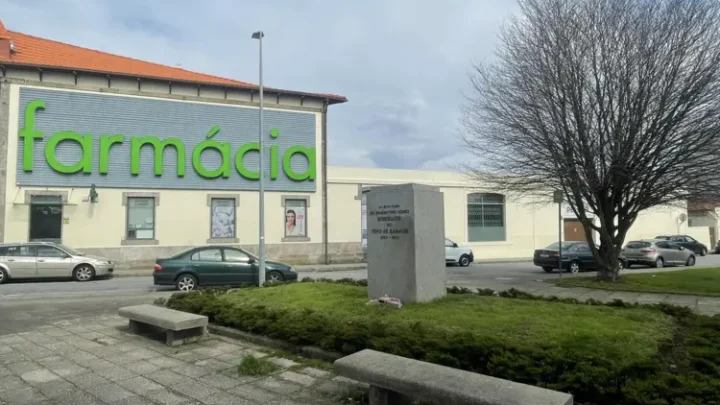 Furtado busto em bronze do padre Diamantino Gomes no Porto