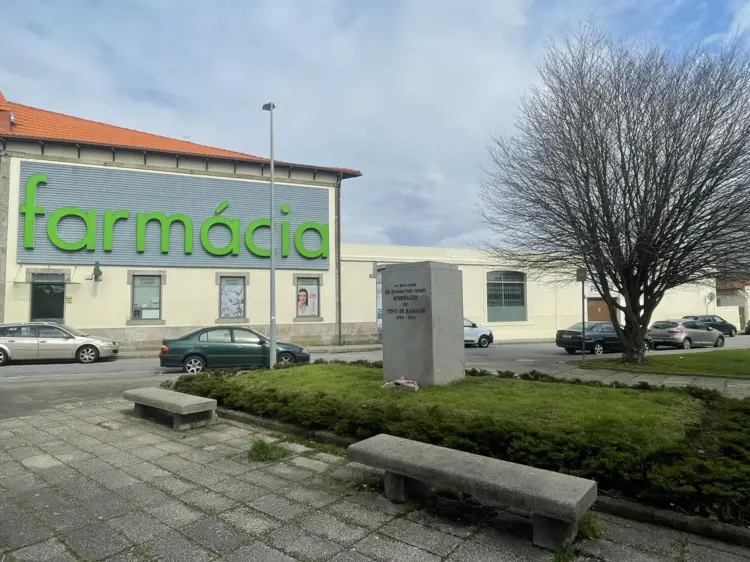 Furtado busto em bronze do padre Diamantino Gomes no Porto