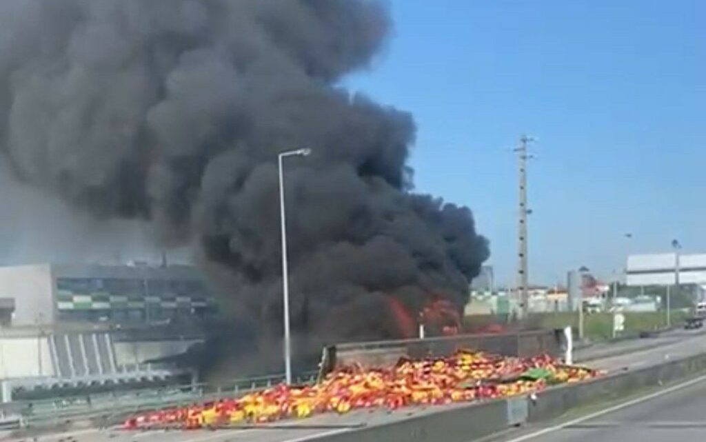 Incêndio em camião que transportava cerveja corta A1 em Vila Nova de Gaia