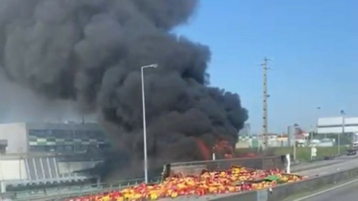 Incêndio em camião que transportava cerveja corta A1 em Vila Nova de Gaia