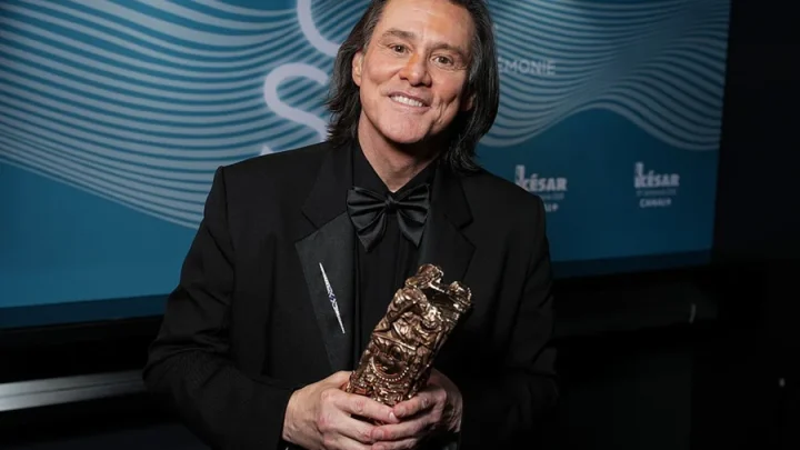 Jim Carrey faz rara aparição nos Prémios César e gera polémica nas redes sociais