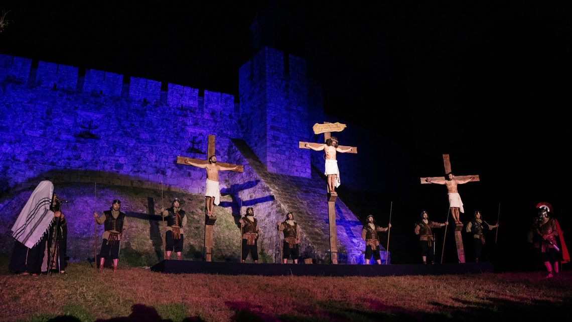 Centro histórico de Santa Maria da Feira acolhe encenação da Via Sacra com milhares de participantes