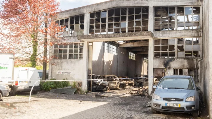 Incêndio destrói oficina automóvel na Maia e obriga a novo combate após reacendimento