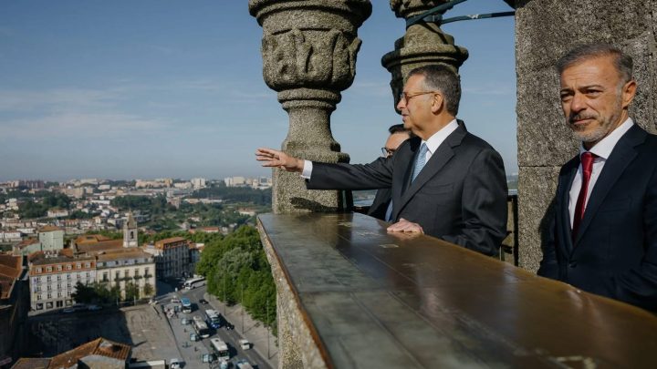 Presidente da República cumpre os 225 degraus e torna-se o visitante dez milhões da Torre dos Clérigos