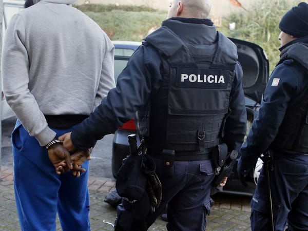 PSP detém dois suspeitos de furtos em viaturas em Espinho