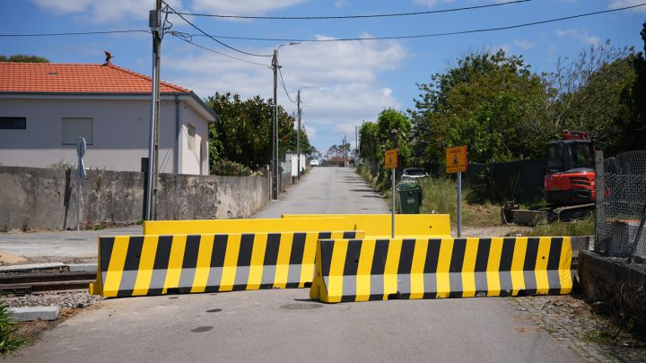 Câmara de Espinho contesta encerramento de passagem de nível em Silvalde