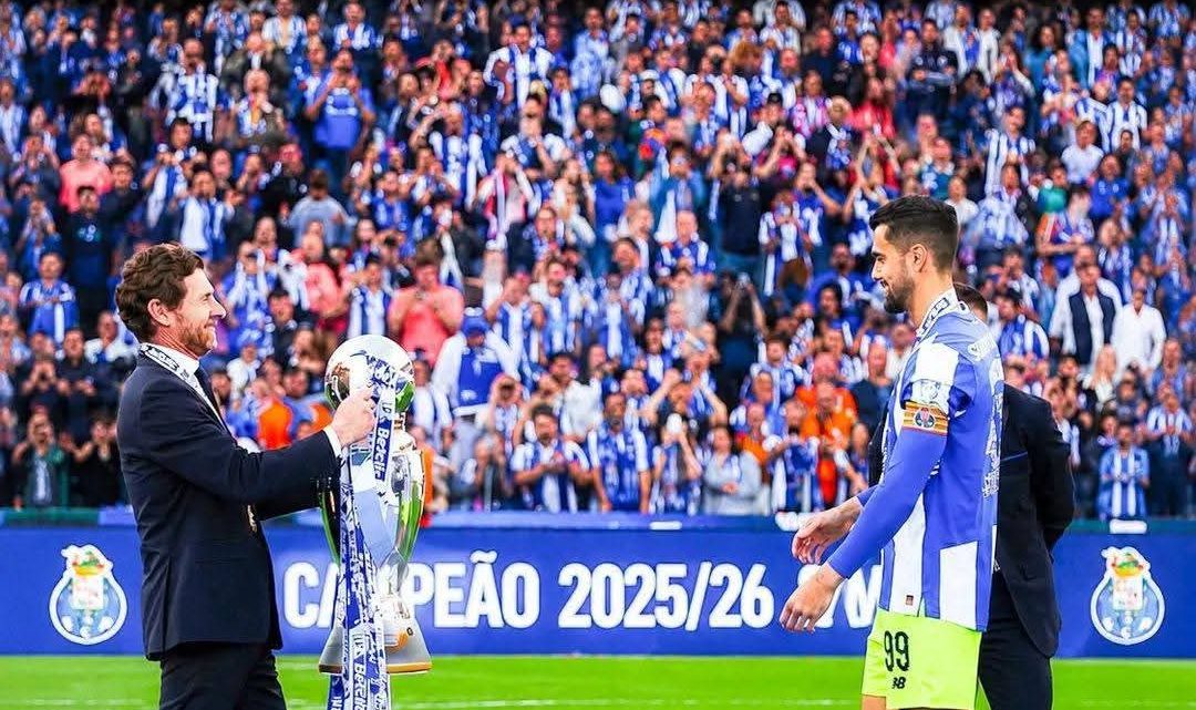 Porto veste-se de azul e branco para celebrar o 31.º campeonato do FC Porto