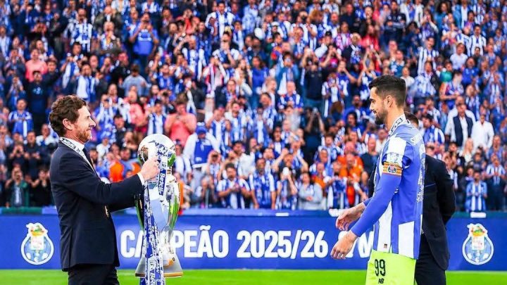 Porto veste-se de azul e branco para celebrar o 31.º campeonato do FC Porto
