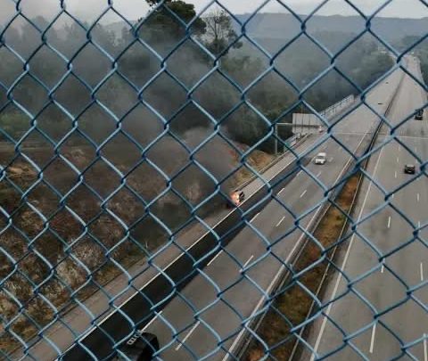 Carro destruído pelas chamas na A41 junto à travessia do Douro em Gaia