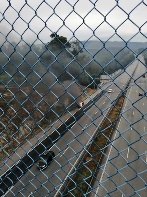 Carro destruído pelas chamas na A41 junto à travessia do Douro em Gaia