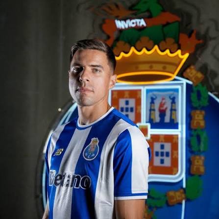 Jan Bednarek e família ameaçados com faca durante assalto à casa do jogador