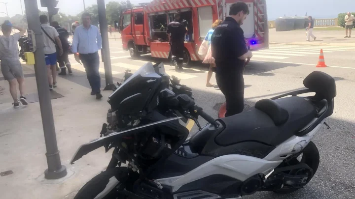 Violenta colisão entre duas motas e carro provoca dois feridos graves na Avenida Brasil, no Porto
