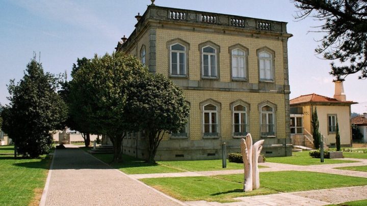 Casa da Cultura de Paredes celebra 35 anos de cidade com duas exposições de arte contemporânea