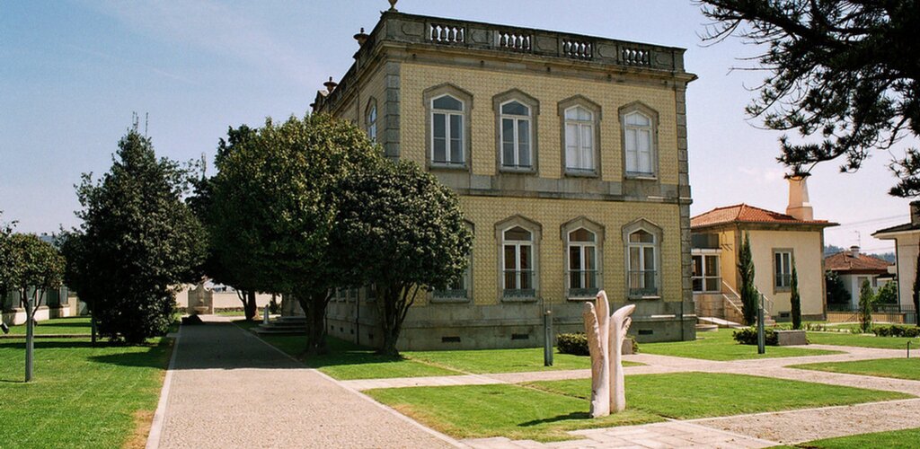 Casa da Cultura de Paredes celebra 35 anos de cidade com duas exposições de arte contemporânea