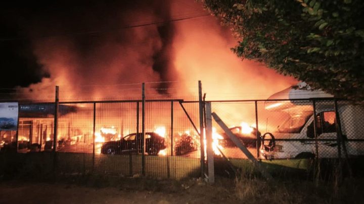 Incêndio destrói stand de autocaravanas em Leça da Palmeira e causa prejuízos avultados