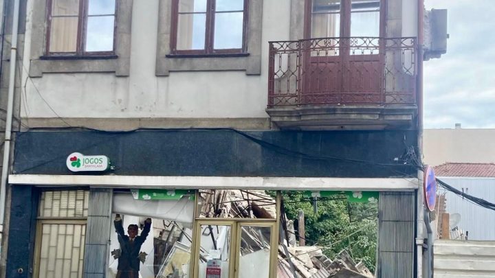 Prédio ruiu na Rua de Antero de Quental, no Porto. Há suspeitas de pessoas soterradas