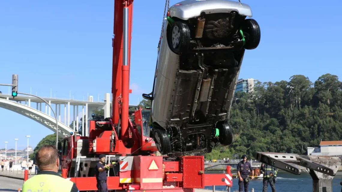 Mulher cai ao rio Douro dentro de automóvel no Porto e é resgatada por embarcação de recreio