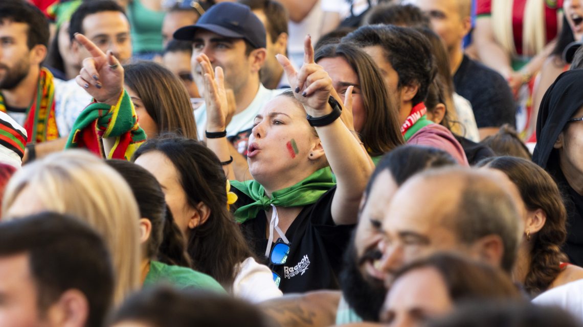 Praça de D. João I recebe Fan Zone do Mundial de Futebol no Porto