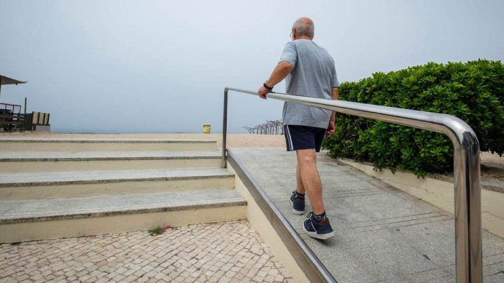 Póvoa de Varzim reforça acessibilidade nas praias com novos corrimões