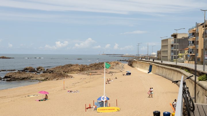 Homem morre após queda nas rochas junto à praia do Ourigo, no Porto