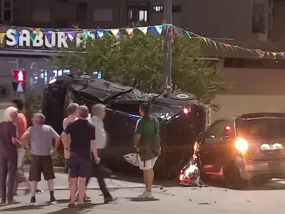 Carro capota em cruzamento no Porto e provoca um ferido ligeiro