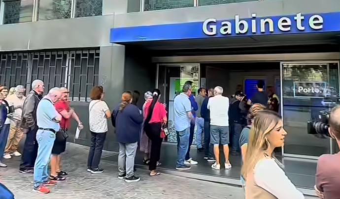 Filas de várias horas para obter o Cartão Porto após anúncio de transportes públicos gratuitos
