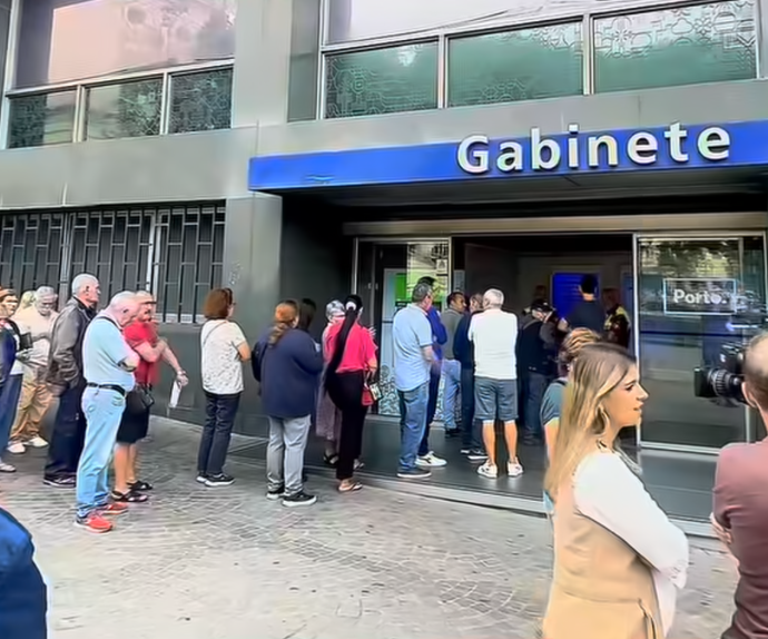 Filas de várias horas para obter o Cartão Porto após anúncio de transportes públicos gratuitos