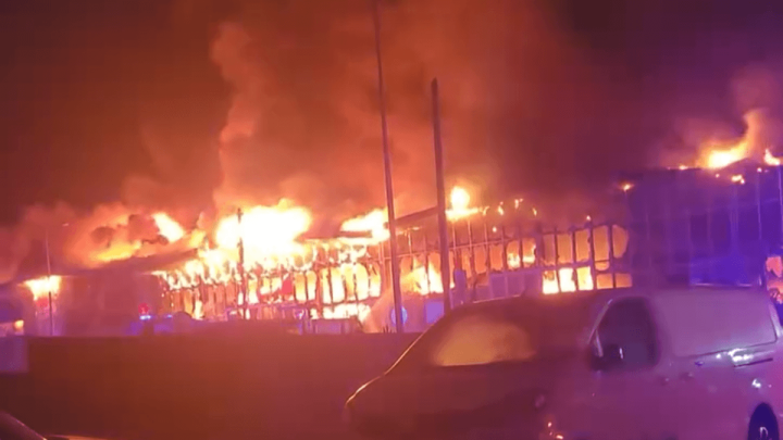 Incêndio atinge sete armazéns de empresas em Paredes e mobiliza forte operação de combate às chamas