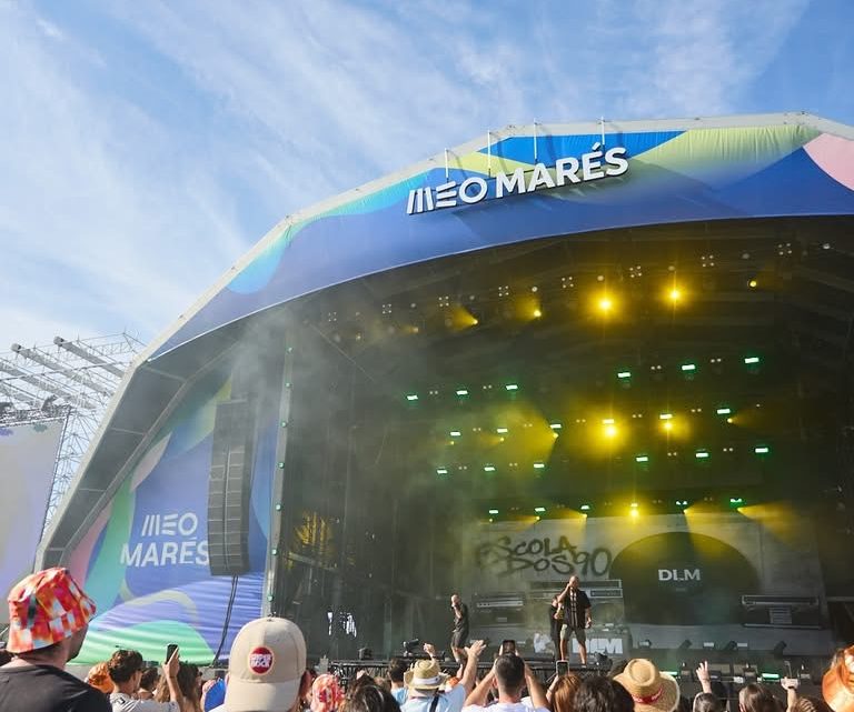 MEO Marés estreia-se na Praia do Aterro com milhares de festivaleiros e forte aposta na música portuguesa