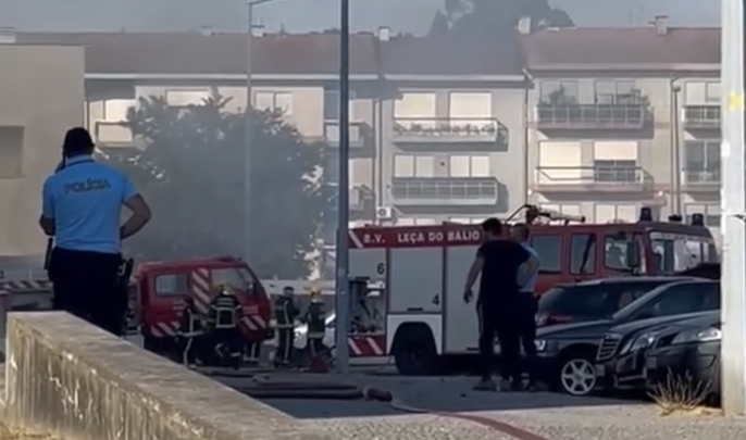 Incêndio em loja obriga à evacuação de prédio residencial em Leça do Balio