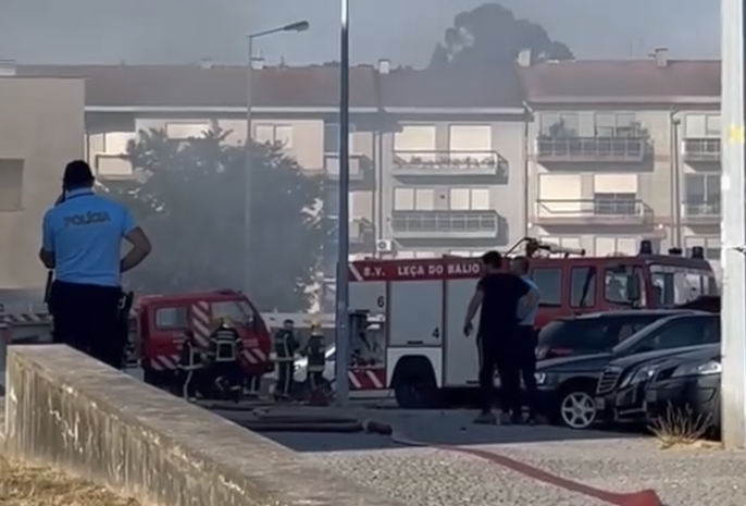 Incêndio em loja obriga à evacuação de prédio residencial em Leça do Balio