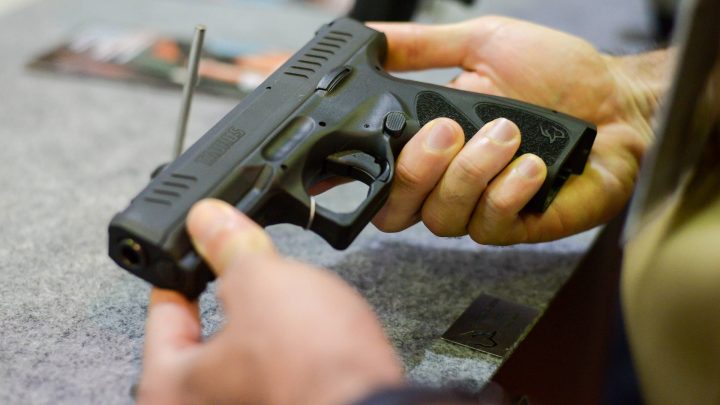 Homem detido no Porto com arma de fogo carregada e arma branca
