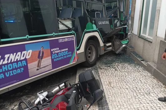 Autocarro sem condutor embate contra edifício no centro do Porto