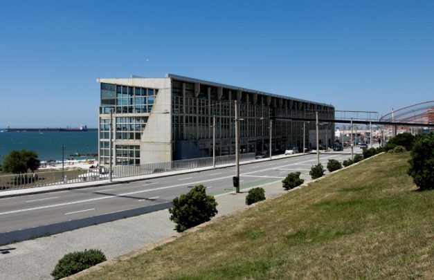 Porto: Demolição do Edifício Transparente continua sem calendário definido
