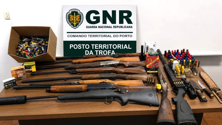 GNR apreende 10 armas de fogo e mais de 800 munições em caso de violência doméstica na Trofa