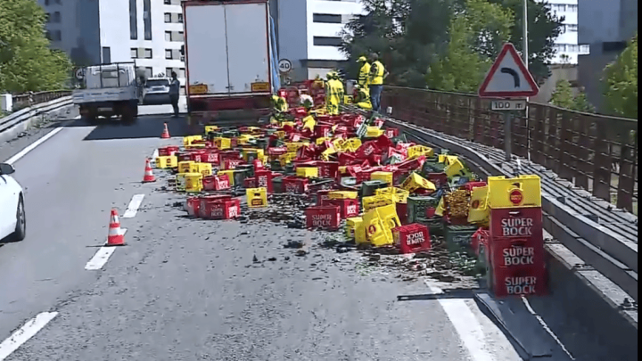 Carga de cerveja espalha-se na Avenida AEP no Porto e corta trânsito junto ao nó de Francos