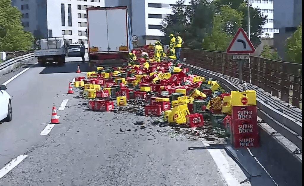 Carga de cerveja espalha-se na Avenida AEP no Porto e corta trânsito junto ao nó de Francos