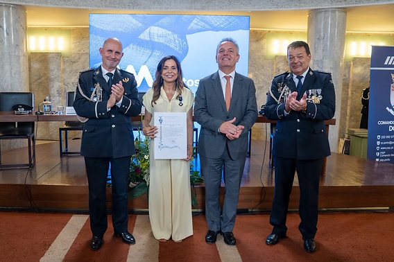 Luísa Salgueiro homenageada pela PSP com Medalha de Mérito e Valor Policial – Grau Ouro