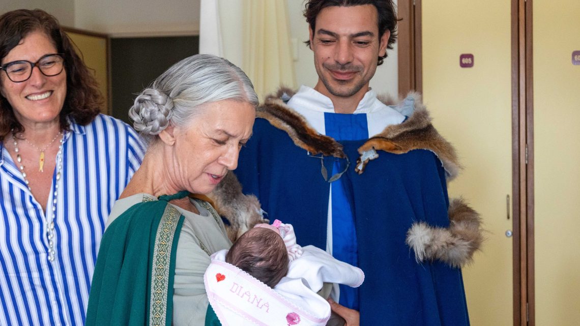 D. Teresa e Afonso Henriques visitam primeiros infantes nascidos no hospital da Feira durante a Viagem Medieval 