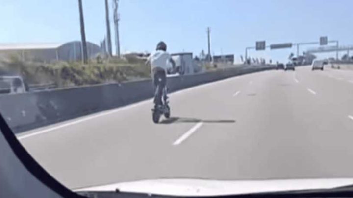 Trotinete filmada a circular a alta velocidade em estrada entre o Porto e Maia