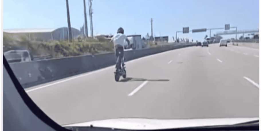 Trotinete filmada a circular a alta velocidade em estrada entre o Porto e Maia