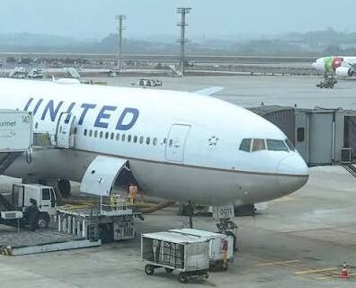 Voo da United Airlines é cancelado após quatro horas com passageiros dentro do avião no Porto