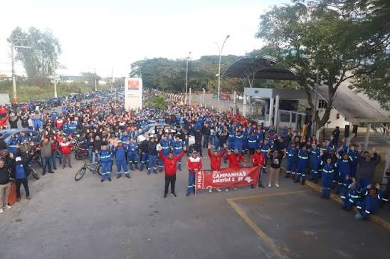 Trabalhadores vigiam fábrica de calçado em Gaia para impedir retirada de máquinas e mercadoria