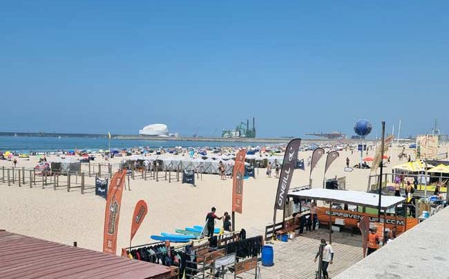 Praia de Matosinhos volta a estar própria para banhos após contaminação