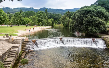 Praia Fluvial de Burgães, em Vale de Cambra, interditada a banhos devido a salmonelas