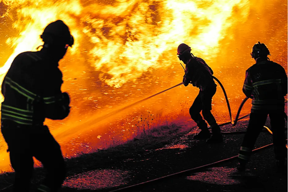 Quatro bombeiros feridos em despiste de viatura de combate a incêndio em Arouca