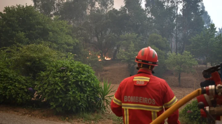 Três bombeiros de Arouca continuam internados. Um volta a ser operado hoje