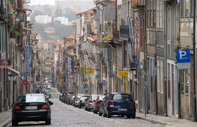 Quase 1,5 milhões de euros em notas falsas encontrados dentro de mala abandonada no centro do Porto